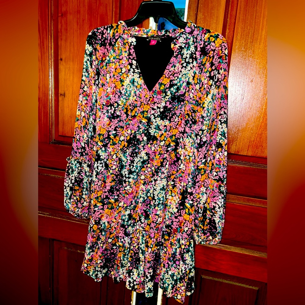 Women’s Vince Camuto Beautiful Floral Long Sleeve Top. Size XS